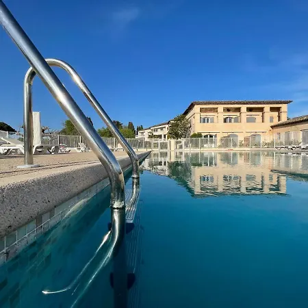 Les De Robinson: Riverside With Pool In Apartment *