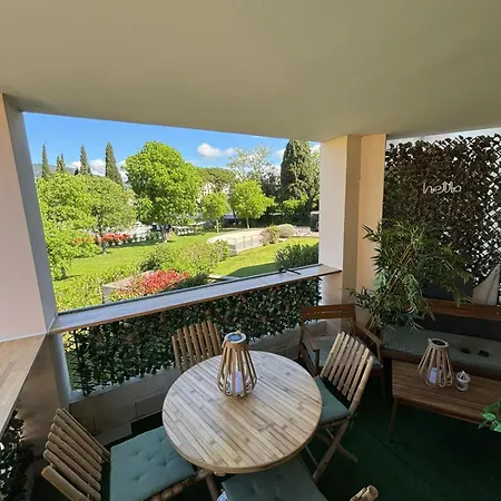 Les De Robinson: Riverside With Pool In