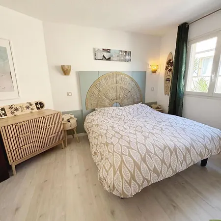 Apartment Les De Robinson: Riverside With Pool In